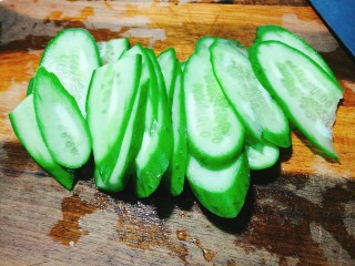 1、家常老虎菜,黄瓜切片