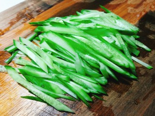2、家常老虎菜,再切丝