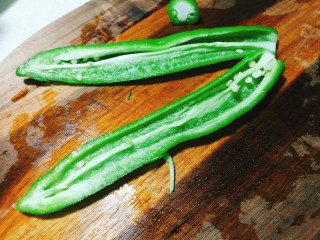 3、家常老虎菜,尖椒切开去籽去筋