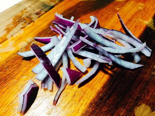 5、家常老虎菜,洋葱切丝