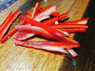 6、家常老虎菜,红椒切丝