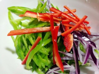 13、家常老虎菜,菜丝盛入大盆中