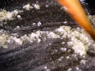 2、蜜汁鸡翅的家常做法,香嫩口感,抵不住的美味诱惑,油锅爆香姜蒜末