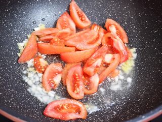 4、番茄金针菇肥牛,放入番茄