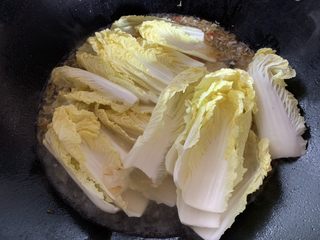 12、娃娃菜炖豆腐,放入娃娃菜大火煮开后炖煮5分