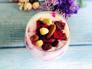 9、火龙果酸奶杯,撒上适量的每日坚果