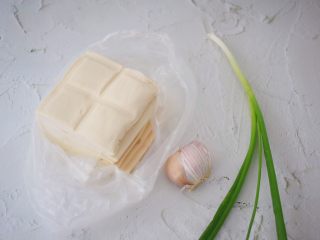 1、香煎豆腐,准备好材料