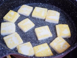 4、香煎豆腐,小火煎至两面金黄色