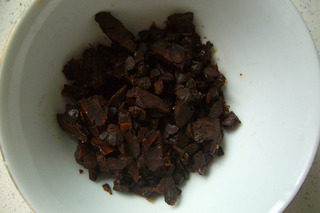 5、泉水鸡,豆豉剁碎装小碗备用。