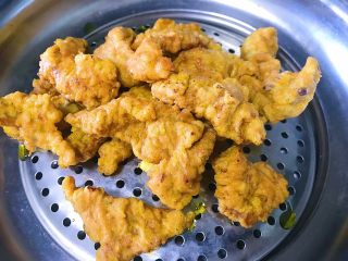 10、馋哭小孩的灵魂小酥肉,第一次炸好捞出沥干油份