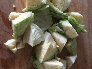 2、番茄鸡蛋炒圆白菜,将圆白菜切成块，用淡盐水浸泡15分钟，清洗干净，沥干水分备用。