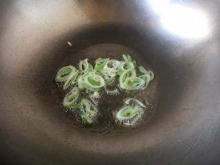 8、番茄鸡蛋炒圆白菜,热锅凉油，爆香葱花。