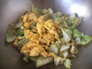 11、番茄鸡蛋炒圆白菜,放入鸡蛋，翻炒均匀。