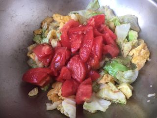 12、番茄鸡蛋炒圆白菜,放入番茄，翻炒均匀。