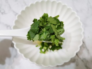 3、菠菜拌花生米,加一勺香菜