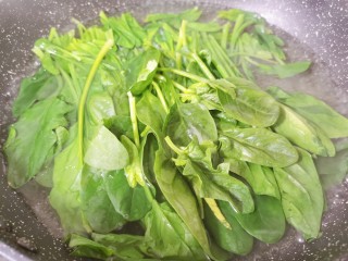 10、菠菜拌花生米,锅内水开后放一点盐和油，放入菠菜焯水