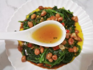 13、菠菜拌花生米,放上花生米，加一勺麻油