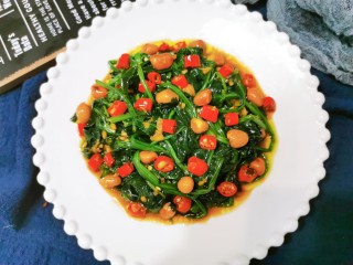 15、菠菜拌花生米,营养美味的菠菜拌花生米就完成了