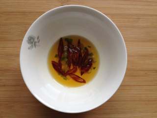 9、蓑衣黄瓜,将热油淋入辣椒和葱花上炸出香味（油没用完，不用太多）