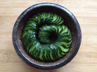 10、蓑衣黄瓜,将腌出来的黄瓜水倒掉，把黄瓜放入碗中