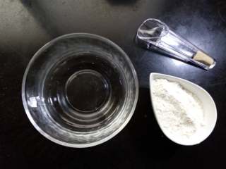 1、肉松面包卷,做波兰种所需要的材料，冬季天冷的时候可以使用温水。