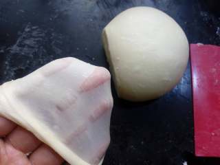 4、肉松面包卷,能拉出稍薄且结实的膜， 揉至扩展阶段就可以了，破洞边缘呈锯齿。