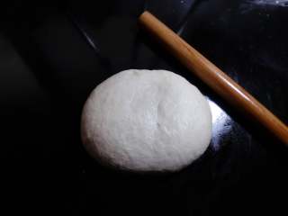 6、肉松面包卷,滚圆后盖保鲜膜室温醒发20分钟，松驰时间要足够，才能比较容易擀开，不易回缩。