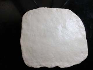 7、肉松面包卷,把松弛好的面团，擀开成正方形，跟烤盘大致等大，边缘上气泡拍掉。