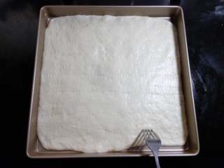 9、肉松面包卷,用叉子在面片上扎上细密小孔，以免烤时会膨胀影响美观。