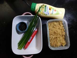 11、肉松面包卷,在面团发酵时候，准备好所需要的配料。