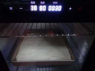 10、肉松面包卷,把烤盘至于温暖湿润的环境进行二发，温度35一38度，湿度80左右。