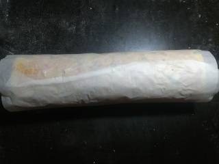 14、肉松面包卷,用油纸轻轻卷起，放置晾凉定形。