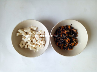 2、海参豆腐羹,嫩豆腐切小方块；海参切丁；
