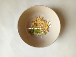 3、海参豆腐羹,备好姜末、蒜末、葱花；