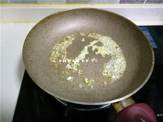 5、海参豆腐羹,放入姜末、蒜末、葱花炒香；