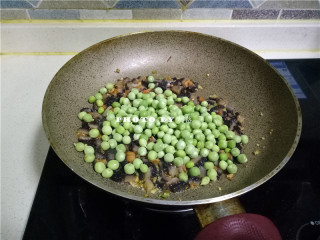 7、海参豆腐羹,1分钟左右，放入豌豆继续翻炒；