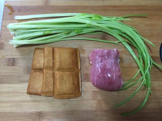 1、豆干炒肉丝,食材洗净备用