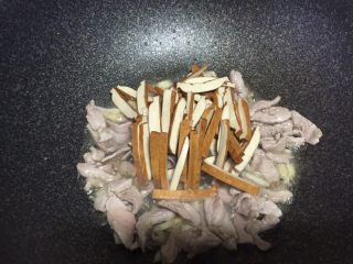 6、豆干炒肉丝,加入豆干条继续翻炒
