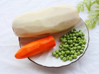 1、下饭神器小炒藕丁,准备材料：莲藕1个，胡萝卜半根，青豆适量。