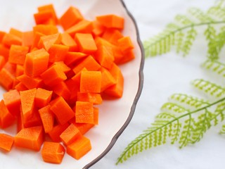 3、下饭神器小炒藕丁,胡萝卜切粒，豌豆剥皮。