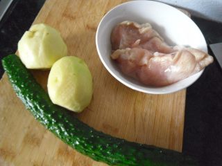 1、酱炒三丁,主辅料： 鸡胸肉、土豆、黄瓜 