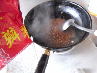 6、酱炒三丁, 锅留底油，放入豆瓣酱炒熟 