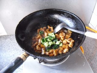 8、酱炒三丁, 最后放入黄瓜丁 