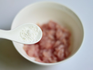 4、鱼香肉丝,用少许料酒、淀粉抓匀，腌制一会