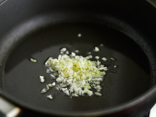 9、鱼香肉丝,锅里烧热油，放入姜蒜爆香