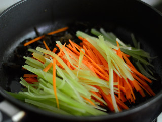 12、鱼香肉丝,锅里重新放油，烧热后放莴笋、胡萝卜、木耳丝