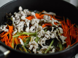 13、鱼香肉丝,炒至断生后加入肉丝