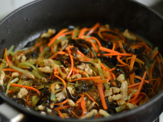 16、鱼香肉丝,开大火，翻炒收汁