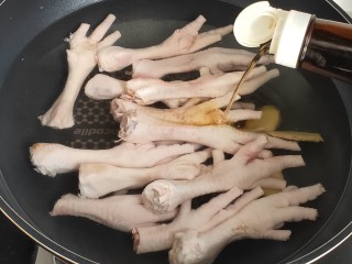 4、香辣卤鸡爪,冷水下锅加入一勺料酒与姜片