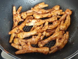 9、香辣卤鸡爪,翻炒均匀